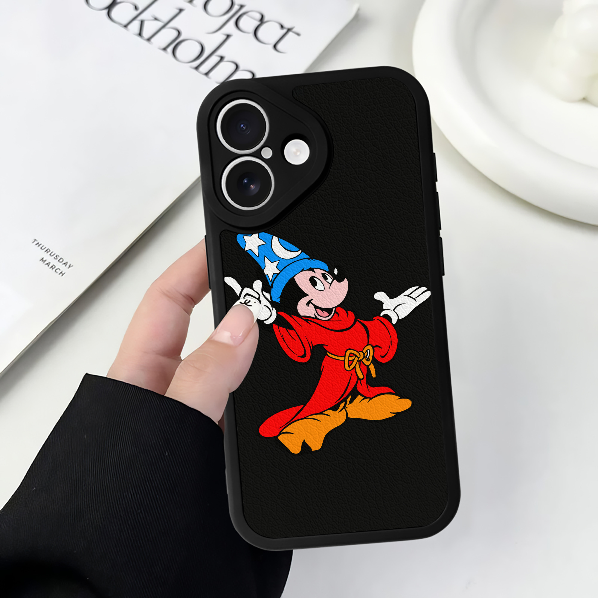 （画像用） ミッキーマウス Mickey Mouse 【iPhone 16シリーズ対応】シリコンスマホケース（レザー調） 材質：シリコン